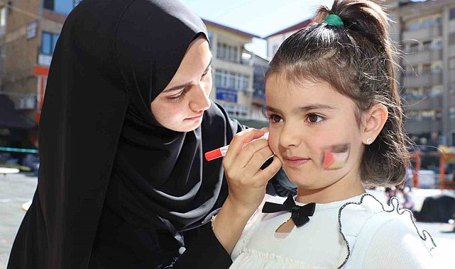 Yetimler Vakfı'ndan 'Filistinli çocuklar için çiz' etkinliği