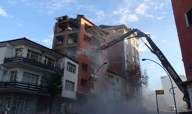 18 aydır yıkım bekleyen Adem Çavuş Apartmanı'nda yıkım işlemlerine başlandı