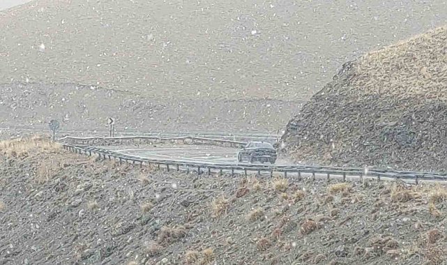 3 bin rakımlı Karabet Geçidi'nde mevsimin ilk karı yağdı