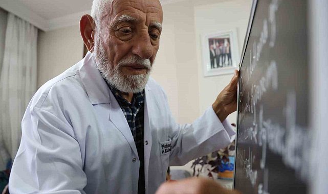 78 yaşındaki emekli öğretmen 21 yıl sonra tebeşirle buluştu, anılarını tazeledi