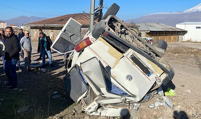 Ağrı'da 2 minibüs çarpıştı, 3 kişi yaralandı