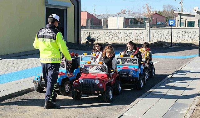 Ağrı'da çocuklar trafik kurallarını eğlenerek öğreniyor