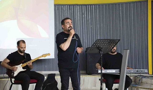 Ağrı'da müzik öğretmeni Nizamettin Ardin'den meslektaşlarına Öğretmenler Günü konseri