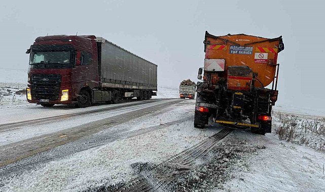 Ardahan'da çok sayıda araç buzlanma nedeniyle yolda kaldı