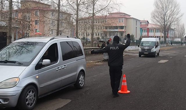 Ardahan'da polis ekiplerince okul çevrelerinde denetim yapıldı