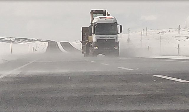 Ardahan'ın yüksek kesimlerinde etkili olan tipi ulaşımı aksatıyor