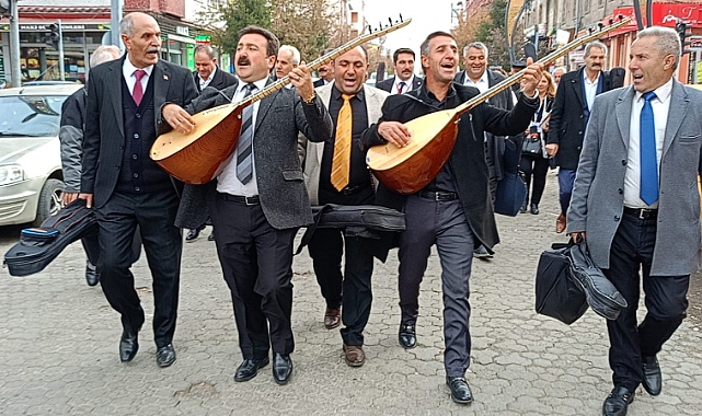 Aşıkların kortej yürüyüşü bayrama renk kattı