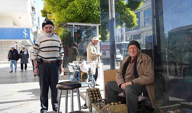 Aynı sokakta 68 yıldır ayakkabı boyayarak geçiniyor