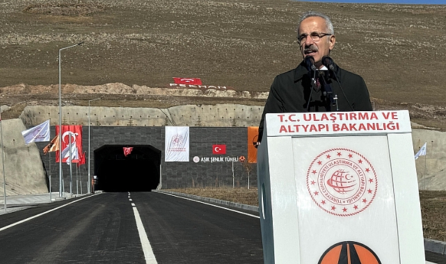 Bakan Uraloğlu, Aşık Şenlik Tüneli açılış töreninde konuştu