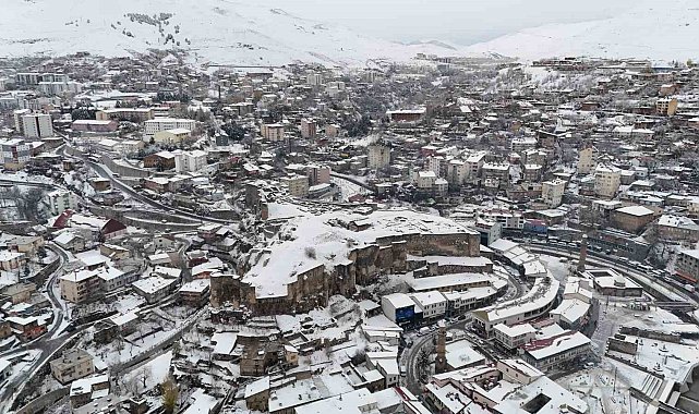 Bitlis'te eğitim öğretime kar engeli