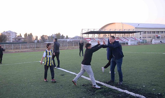 Bulanık Kaymakamı Koşansu, çocuklarla futbol oynadı