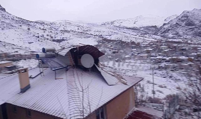 Çemişgezek'te şiddetli fırtına evlerin çatılarını uçurdu