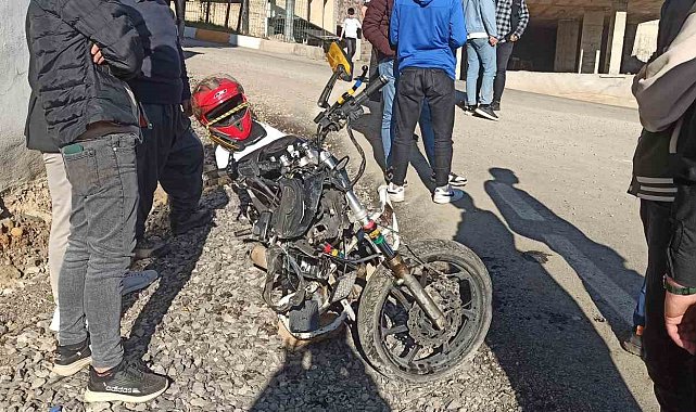 Derecik'te motosiklet otomobile çarptı: 1 yaralı