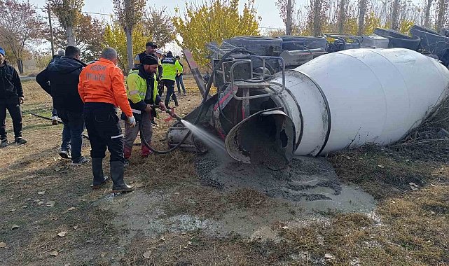 Devrilen beton mikseri içindeki beton boşaltılarak kaldırıldı