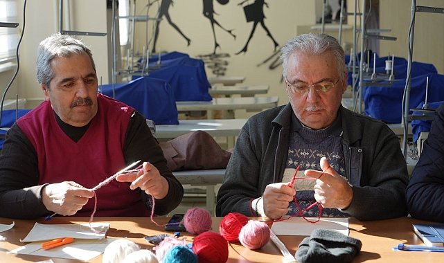 EBYÜ Tazelenme Üniversitesi'nde örgü dersi alan 60 yaş üstü erkek öğrenciler renkli görüntüler oluşturdu