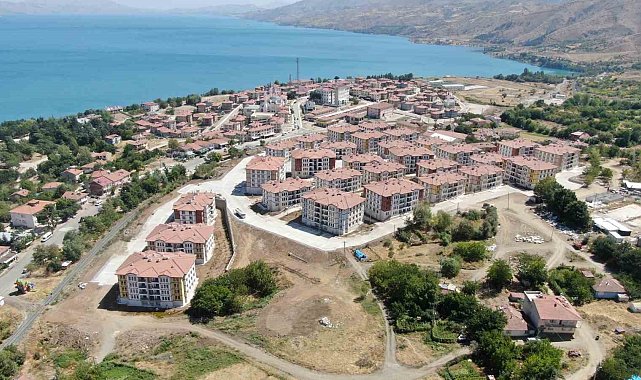 Elazığ'da 302 hak sahibi evlerine kavuştu