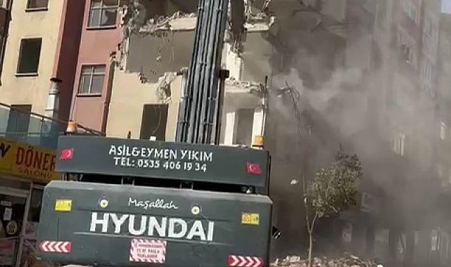 Elazığ'da ağır hasarlı bina tek dokunuşla yıkıldı