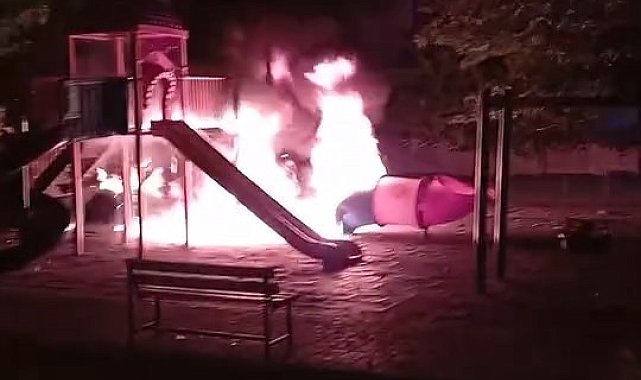 Elazığ'da çocuk parkı alev alev yandı