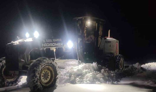 Elazığ'da ekiplerin kar mesaisi gece de devam etti