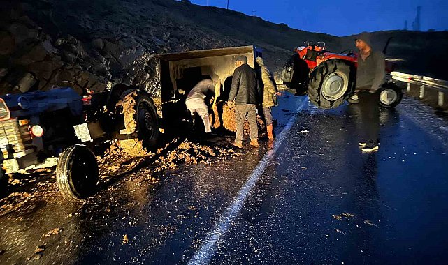 Elazığ'da hayvan gübresi yüklü traktör devrildi