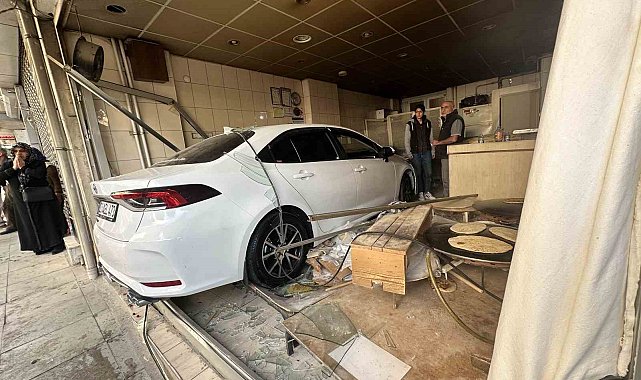 Araç yufka dükkanına girdi