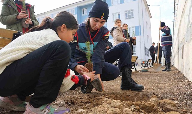 Elazığ'da jandarmadan Çocuk Hakları Gününde örnek davranış
