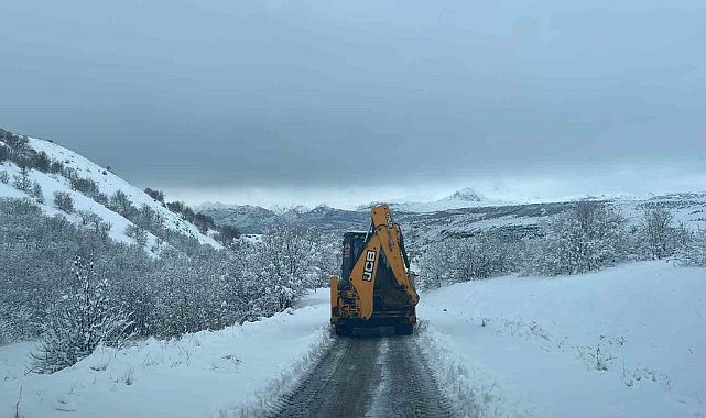 Elazığ'da kapalı yolların açılması için çalışmalar devam ediyor