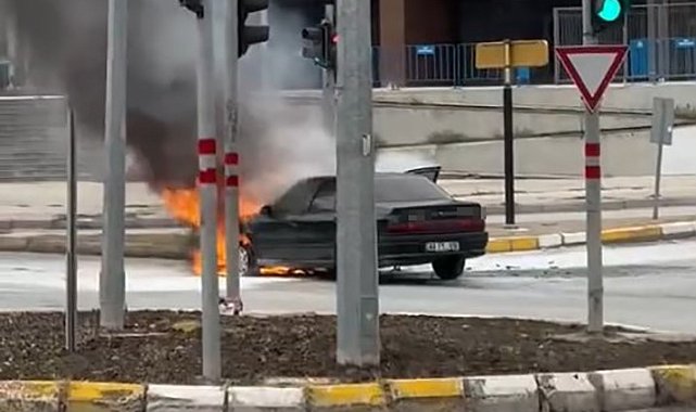 Elazığ'da otomobil alev alev yandı