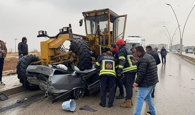 Elazığ'da otomobilin iş makinesinin altına girdiği anlar güvenlik kamerasına yansıdı
