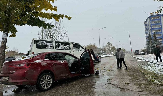 Elazığ'da transit ile otomobil çarpıştı: 3 yaralı