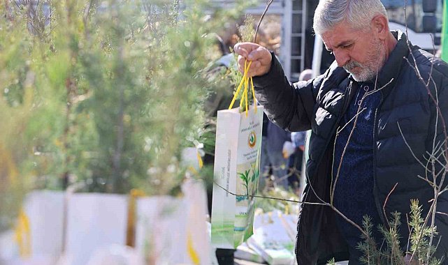 Elazığ'da vatandaşlara 23 bin adet ücretsiz fidan dağıtıldı