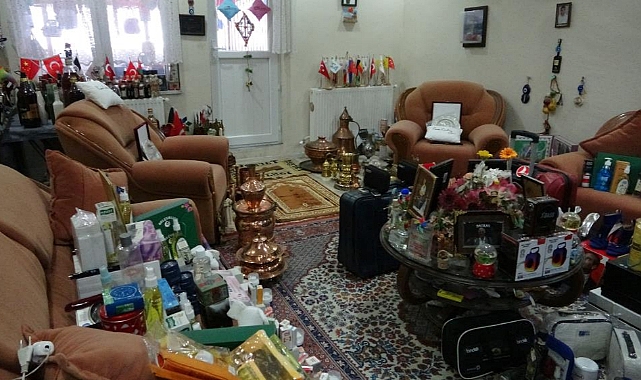 Emekli bankacının, evinin her köşesi 'hediyelik eşya' ile dolu
