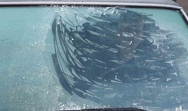Erzincan'da uzmanından tavsiye: Buzlanan camı zarar vermeden nasıl çözeriz!