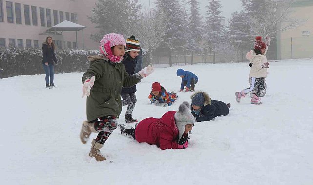 Erzincan'ın Çayırlı ilçesinde taşımalı eğitime kar tatili