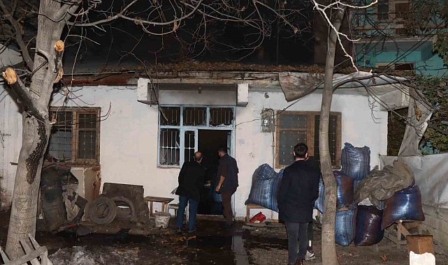 Erzurum'da tespih atölyesinde yangın: 1 itfaiye eri yaralandı