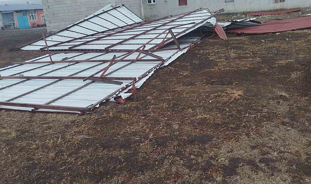 Fırtına Ardahan'ı yıktı geçti: Çatılar uçtu evlerde hasar oluştu