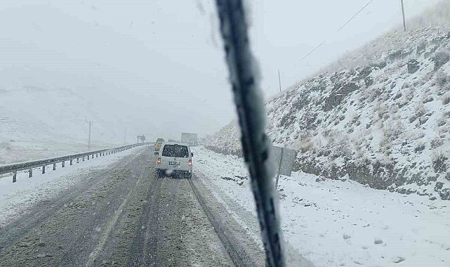 Güzeldere Geçidi'nde kar yağışı: Onlarca araç yolda kaldı