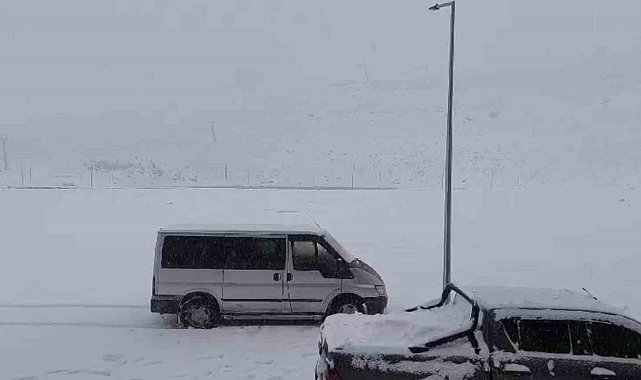 Hakkari'de kar kalınlığı 30 santimetreye ulaştı