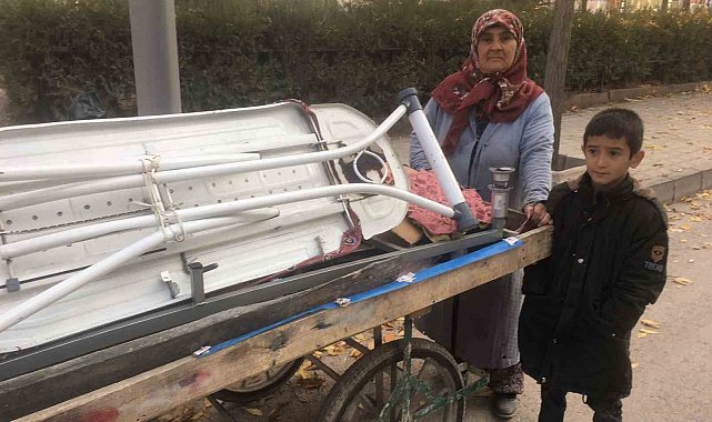 Hurdacılık yapan hasta kadın eşine, torununa ve çocuklarına bakıyor
