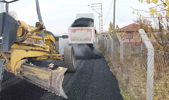 Iğdır'da köy yollarında asfalt çalışmaları sürüyor