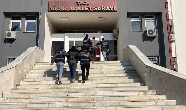 Iğdır'da saygı duruşuna uymayan ve İstiklal Marşı'nda ayağa kalkmayan iki kişi gözaltına alındı
