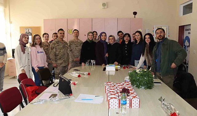 Jandarmadan öğretmenlere karanfil