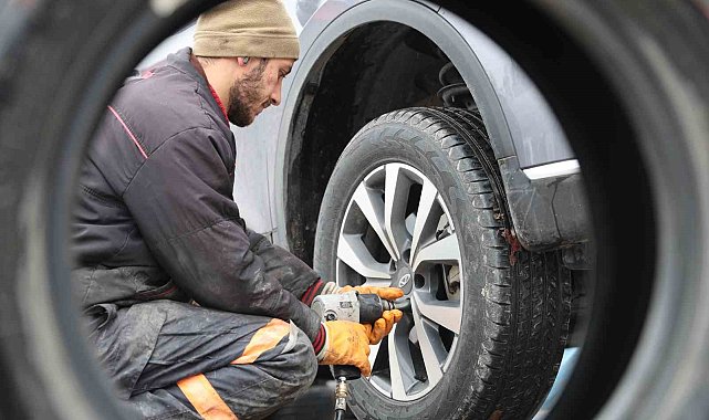 Kar erken geldi, yasak başlamadan oto lastikçilerde yoğunluk başladı