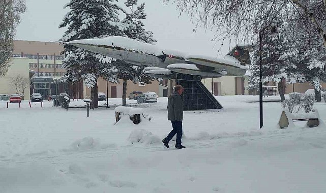 Kar Erzurum'u adeta esir aldı