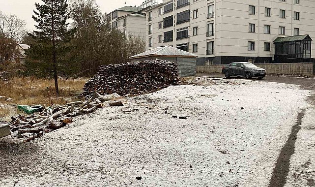 Karlıova'ya mevsimin ilk karı düştü
