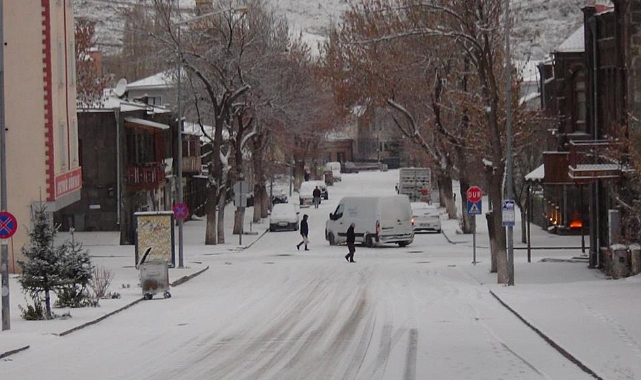 Kars kent merkezine mevsimin ilk karı yağdı