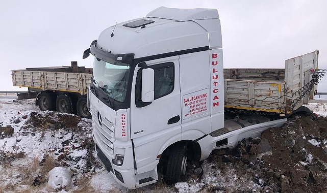 Kars'ta buzlanan yolda kayan tır şarampole düştü