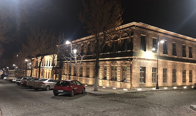 Kars’ta Işıklandırılan Tarihi Binalar Görsel Şölen Sunuyor
