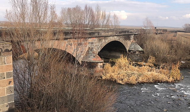 Kars'taki Taş Köprü tarihe meydan okuyor