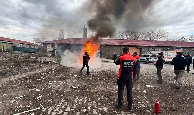 Kars'ta polise afet farkındalık ve yangın eğitimi verildi